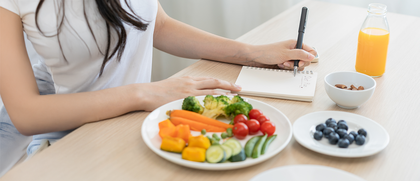 Deficit caloric: Ce înseamnă, cum se calculează și cum te ajută să slăbești sănătos
