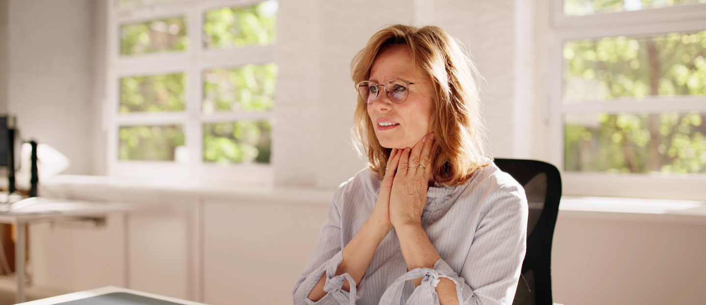 Roșu în gât (faringita): cauze, simptome și analize esențiale – ghidul pacientului pentru un diagnostic corect