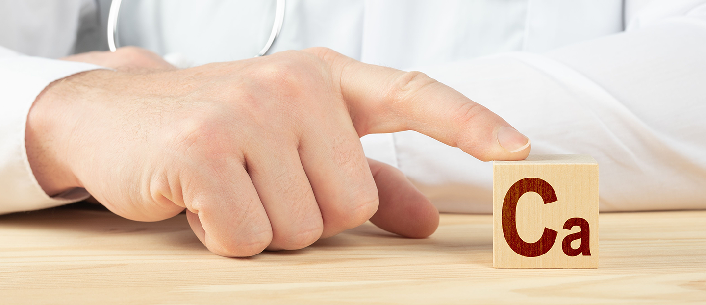 Deficitul de calciu (hipocalcemia): care sunt simptomele lipsei de calciu și analizele de sânge necesare?