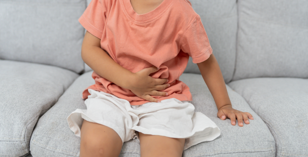 Copil care resimte crampe severe