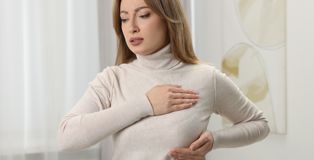 Femeie care resimte durere de sâni