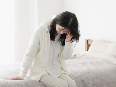 femeie cu ameteli in pat