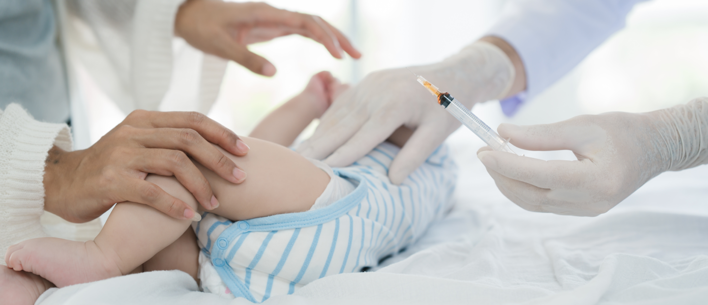 Schema de vaccinare la copii: ce vaccinuri sunt obligatorii de la 2 luni la 14 ani și cum verifici imunitatea?