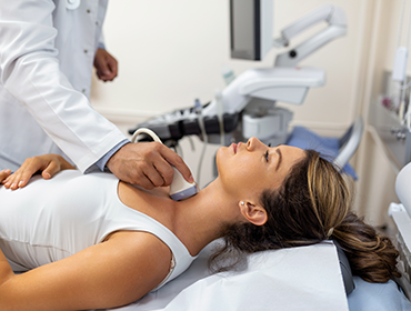 Medic-care-realizează-o-ecografie-a-glandei-tiroide