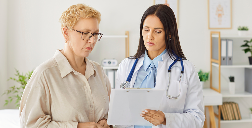 Femeie îngrijorată de rezultatele analizelor, discutând cu medicul